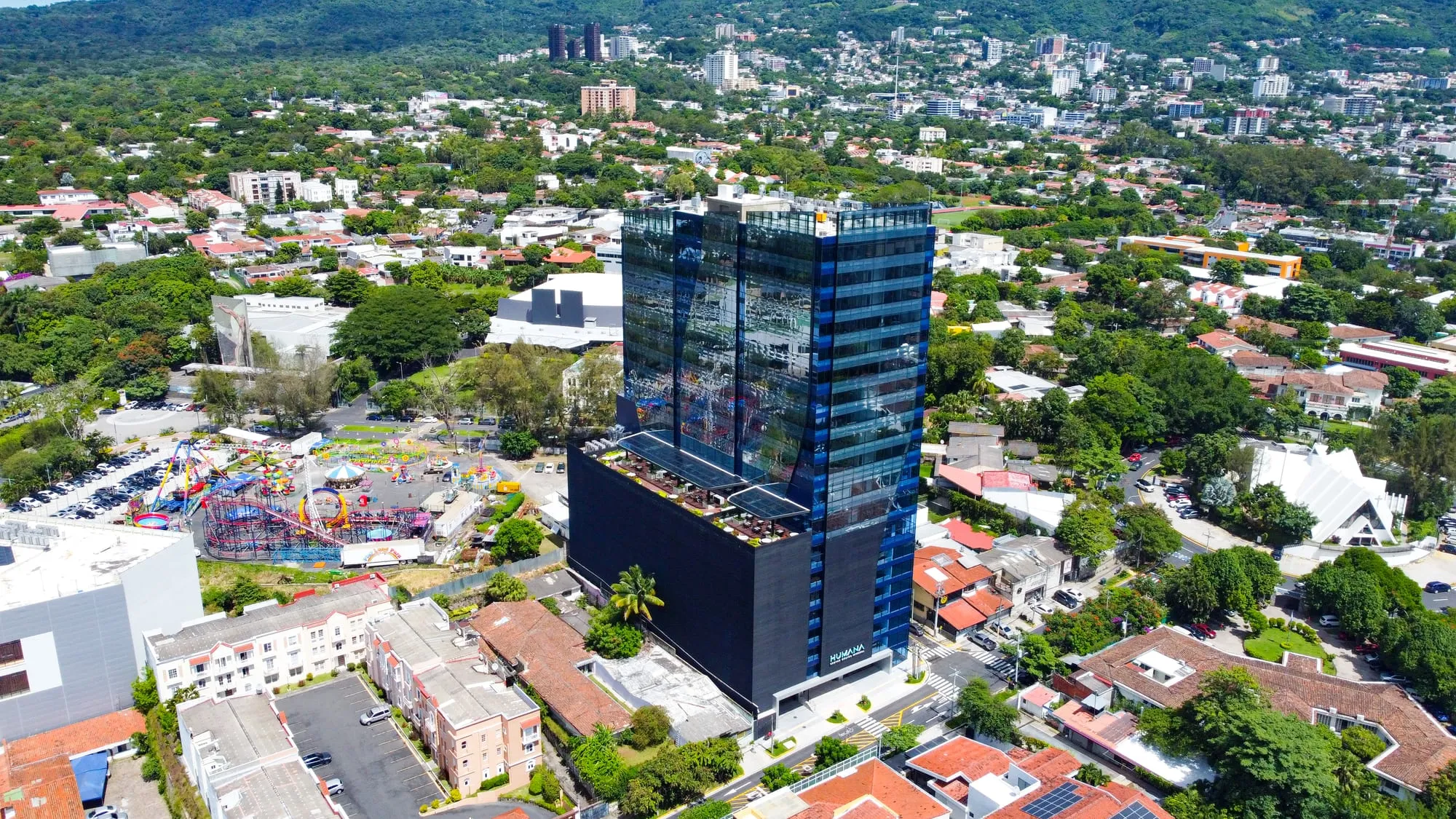 Vista aérea de Torre Humana en San Salvador